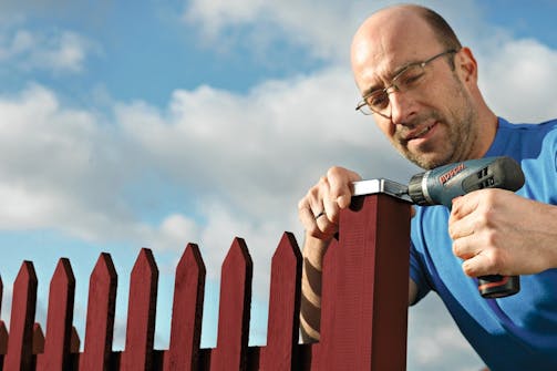 Hegn: Hjælp vandet væk fra stolperne med stolpehat Hegn: Hjælp vandet væk fra stolperne med stolpehat